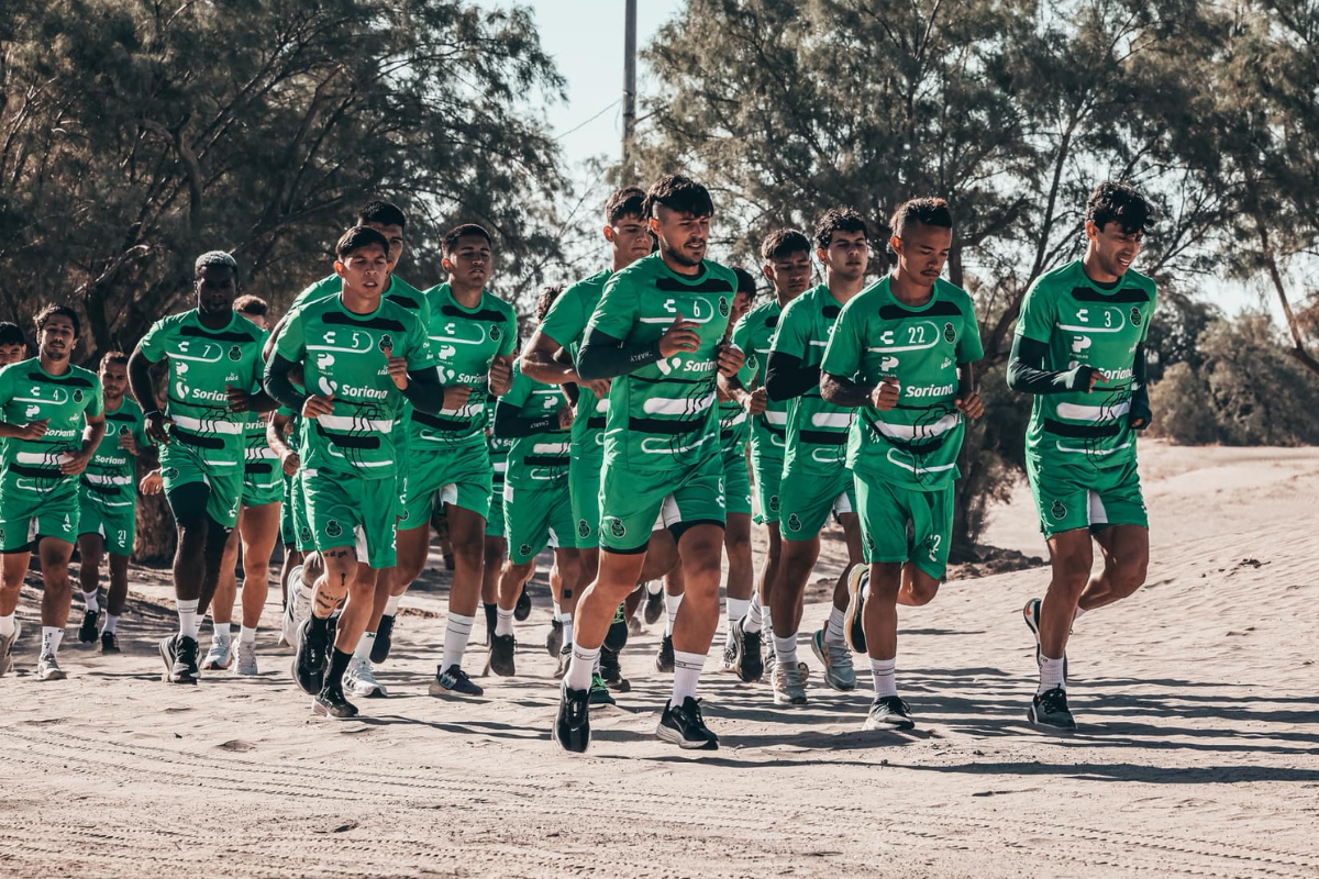 ¿Por qué los equipos de futbol entrenan en la arena durante su pretemporada?