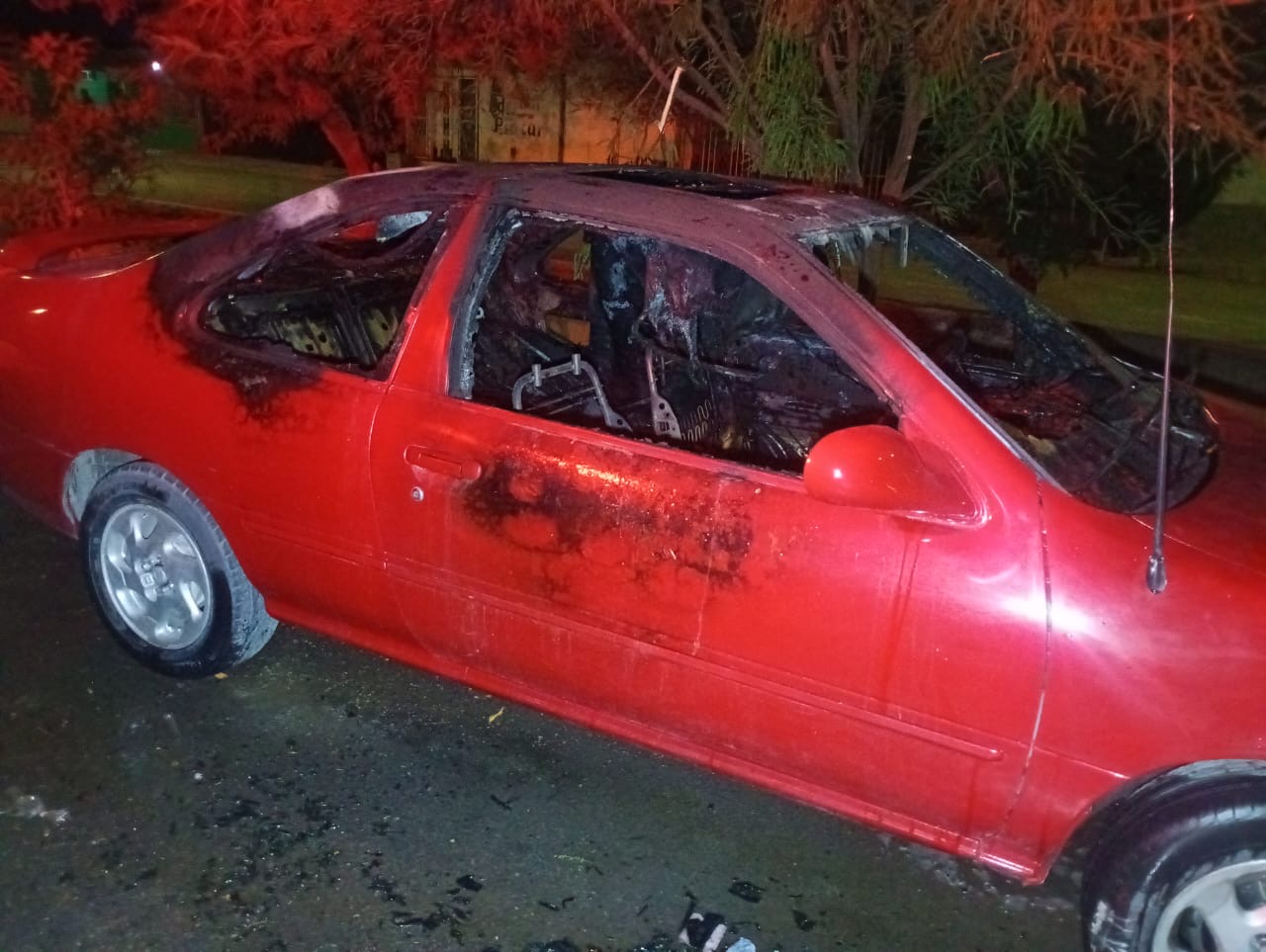 Se incendia vehículo en la colonia División del Norte, vecinos actúan rápidamente