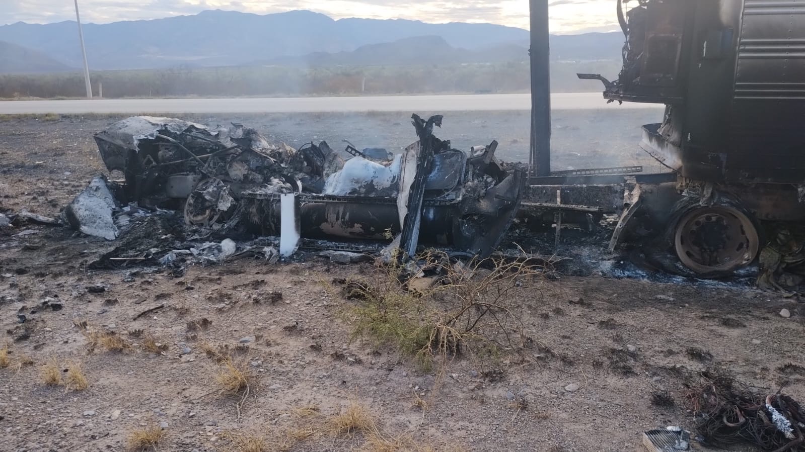 Tráiler se incendia tras chocar contra un vehículo en Cuencamé