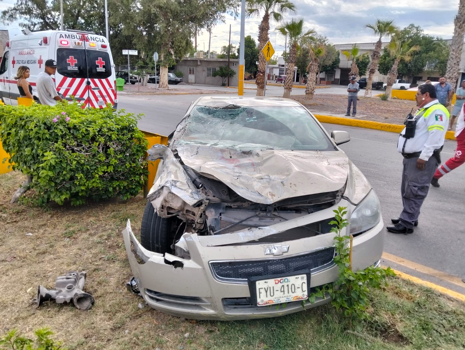 Auto se impacta contra camión de pasajeros en Gómez Palacio; hay un lesionado