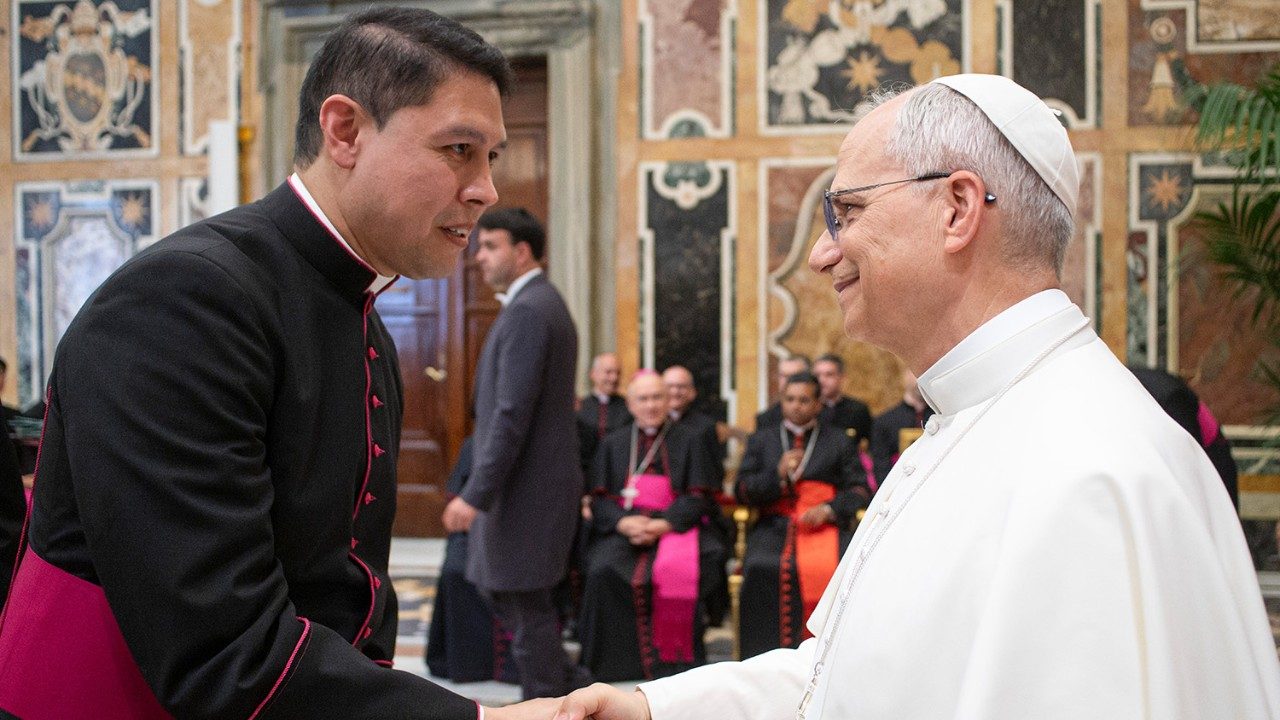 Papa León XIV y José Nahúm Jairo Salas Castañeda.