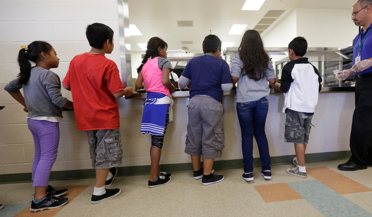 Niños traumatizados y sin agua limpia en centros de detención de Texas, alertan defensores