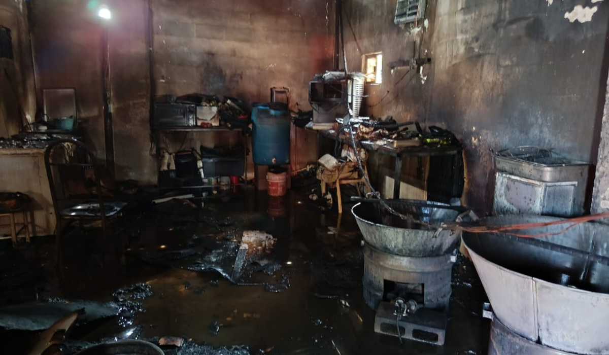 Incendio consume comercio de alimentos en Villas del Bosque de Torreón