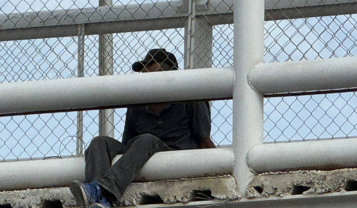 Hombre intenta quitarse la vida en puente peatonal del ejido San Luis