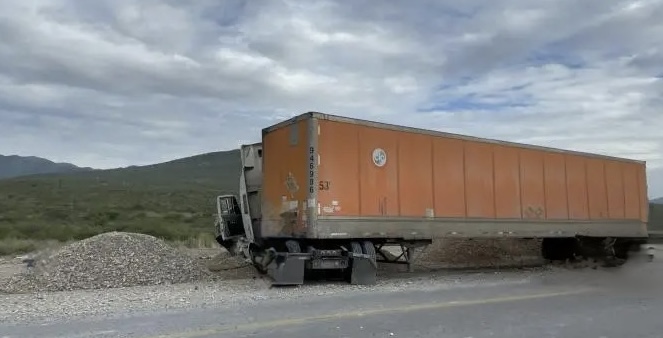 Vuelca tráiler en la Saltillo-Zacatecas por maniobra de rebase peligrosa