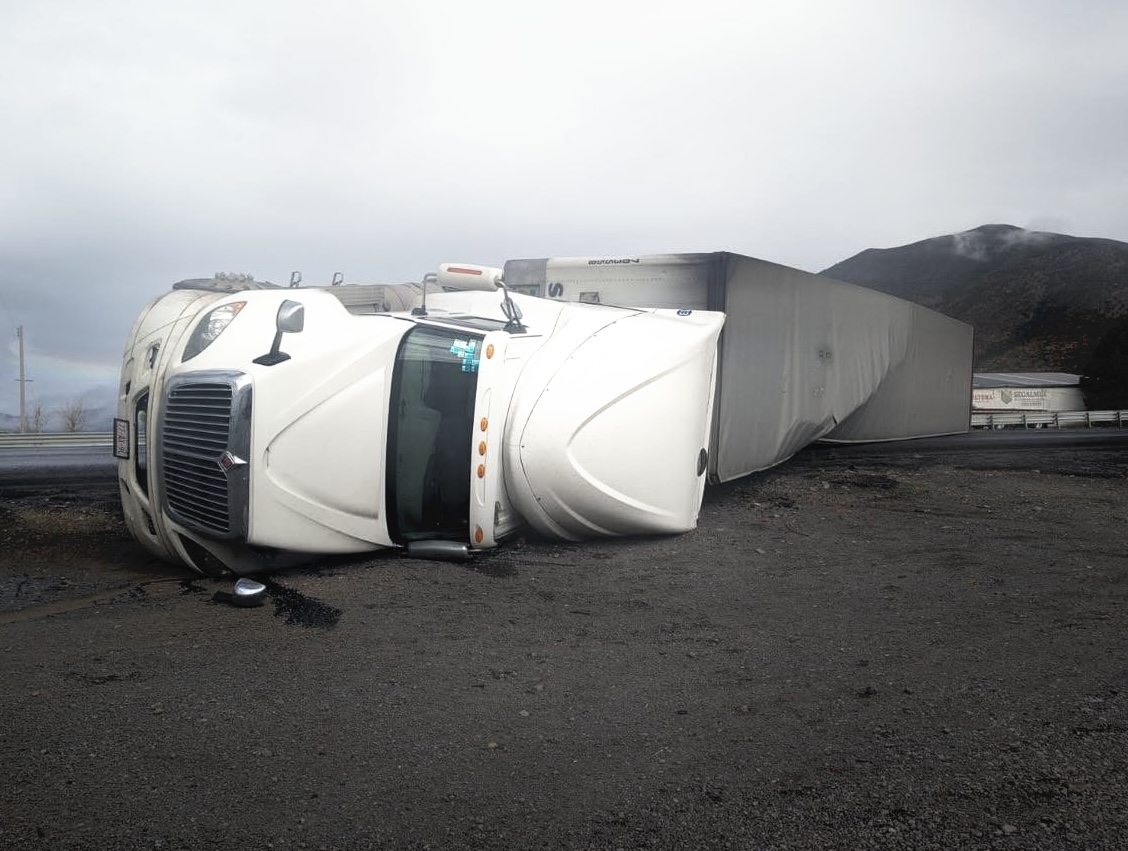 Tráiler vuelca en la Carretera Federal 57 por exceso de velocidad en Arteaga