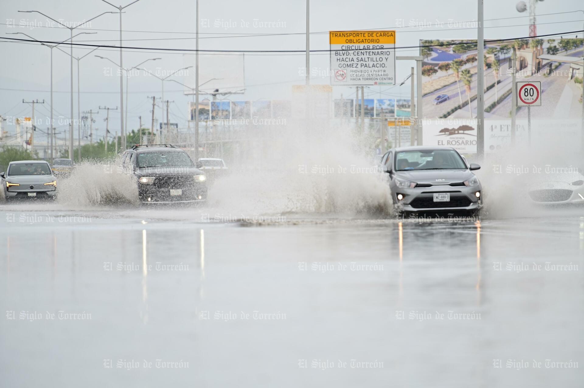 Lluvias en Torreón dejan encharcamientos en cruceros y algunos árboles caídos