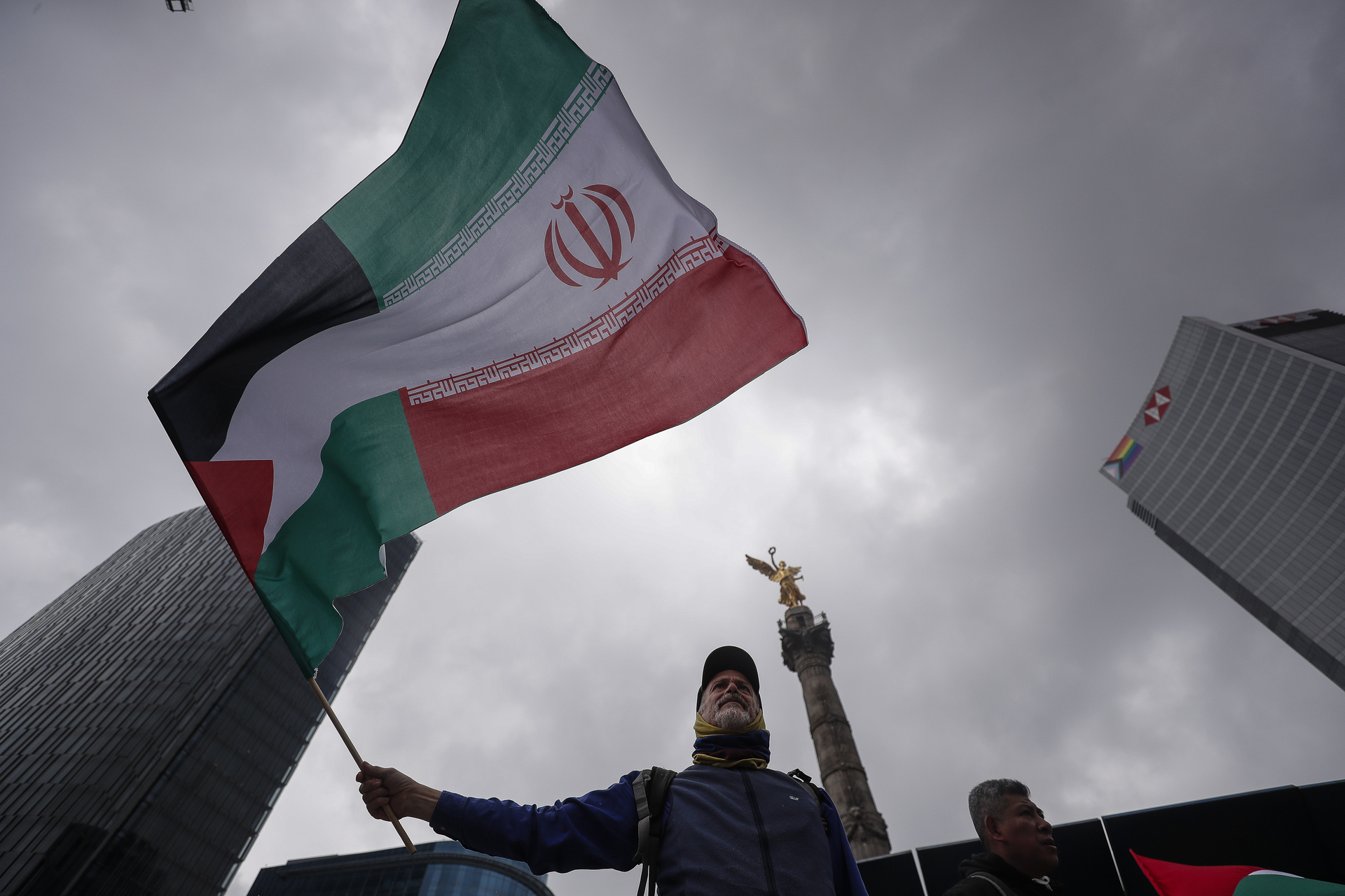 Una persona sostiene una bandera durante una manifestación a favor de Palestina e Irán este domingo, en Ciudad de México. Tras los bombardeos de EE.UU. a tres instalaciones nucleares iraníes y la posible escalada de violencia en Oriente Medio, el Gobierno de México informó este domingo que se ha facilitado la evacuación a 175 connacionales de manera efectiva y “segura” / EFE