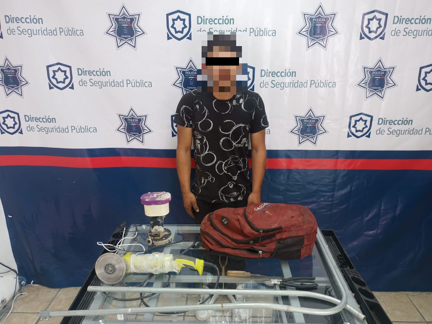 Hombre es capturado mientras intentaba sustraer artículos de un negocio en Torreón