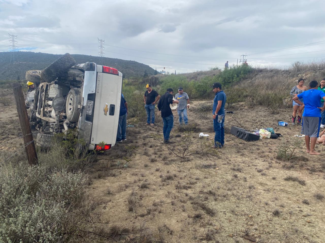 Vuelca camioneta al tomar una curva a alta velocidad; hay 4 lesionados