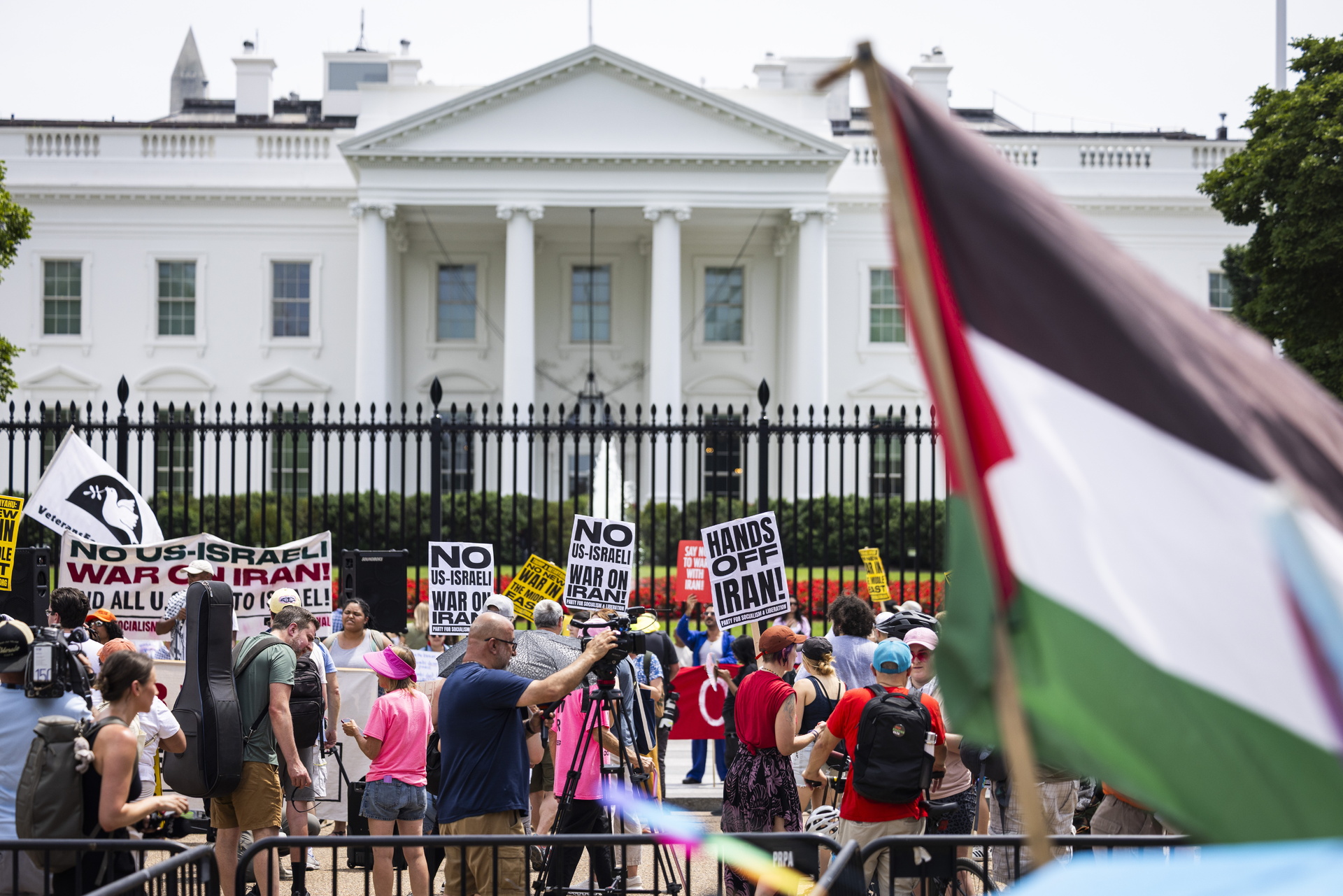 Manifestantes expresan su oposición a la decisión del presidente estadounidense Donald Trump de bombardear tres instalaciones nucleares en Irán, frente a la Casa Blanca en Washington, D.C. / EFE