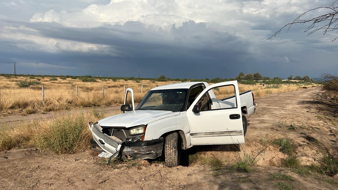 Vehículo cae en zanja en Matamoros; un joven resulta lesionado