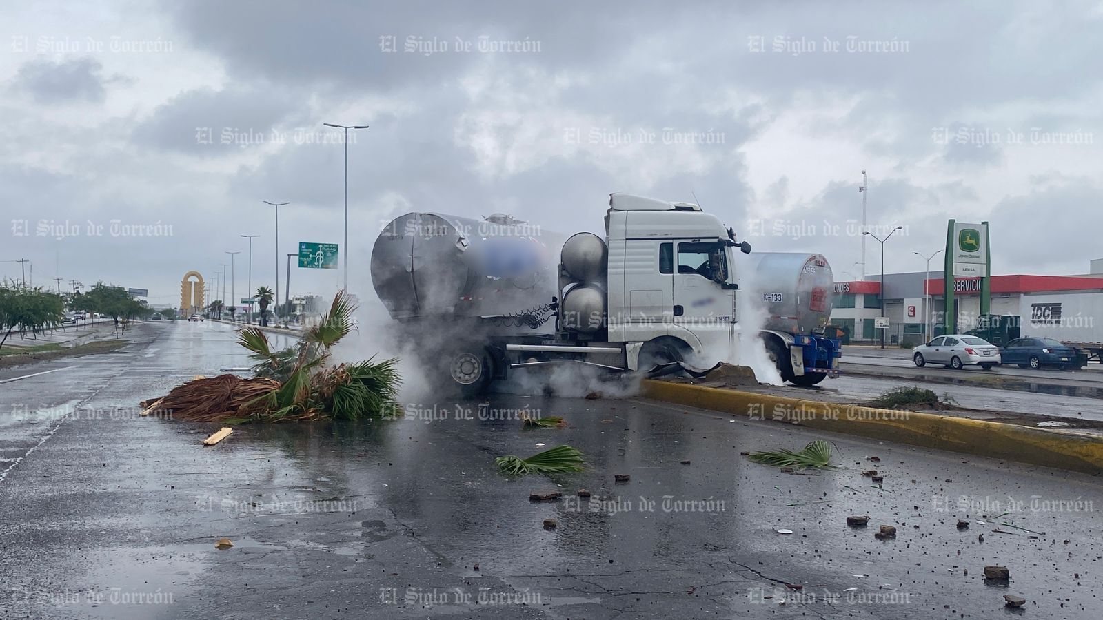 Operador de tráiler doble remolque se sube al camellón central del Periférico