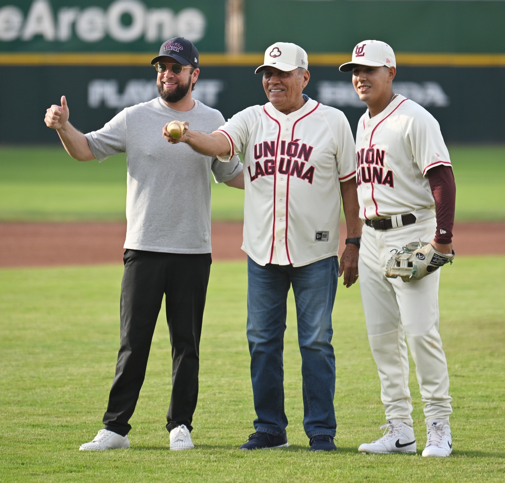 Además, Don Antonio hizo el lanzamiento de la primera bola en el tercer duelo de la serie frente a Bravos de León. (Fotografía Ramón Sotomayor)
