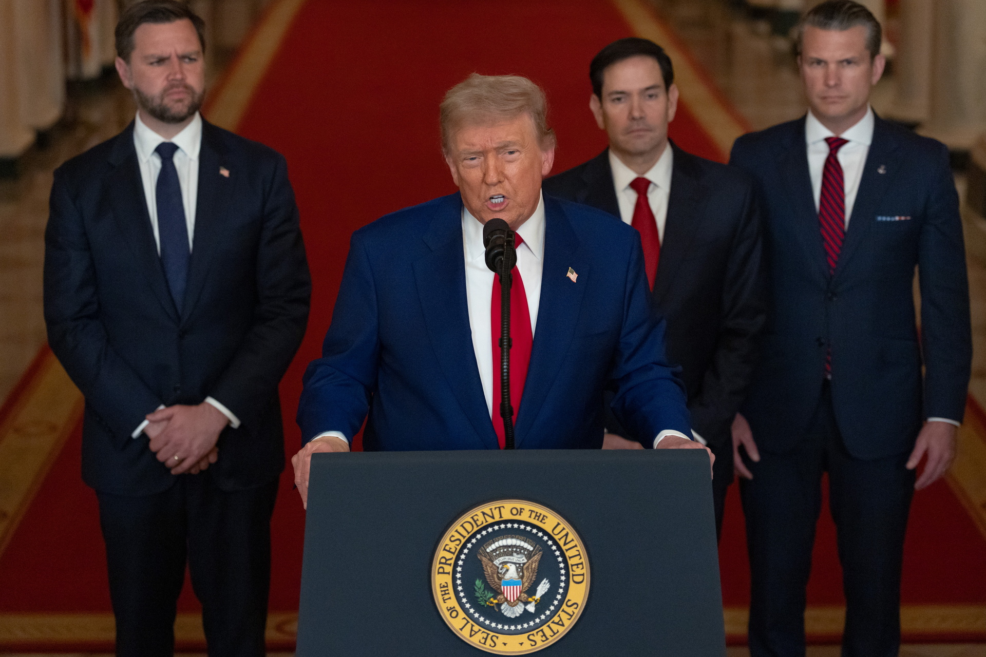 Trump insta a mantener 'bajos los precios del petróleo' y no caer en 'manos del enemigo'