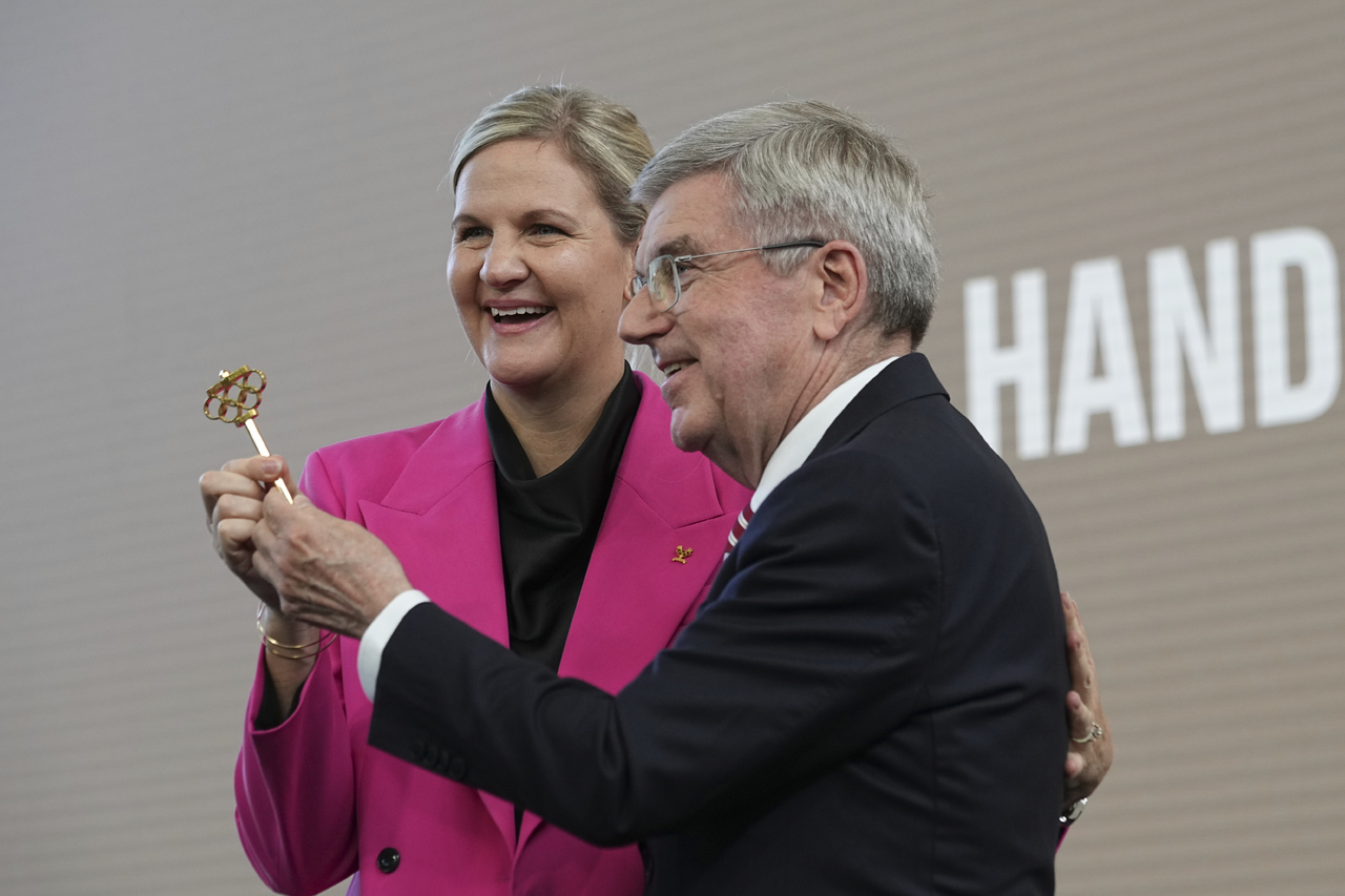 El ahora exdirigente, el esgrimista alemán Thomas Bach, entrega una llave simbólica de la presidencia a la exnadadora zimbabuense, electa en marzo pasado, en la ceremonia de sucesión que tuvo lugar en la Casa Olímpica que está ubicada en Lausana, Suiza.