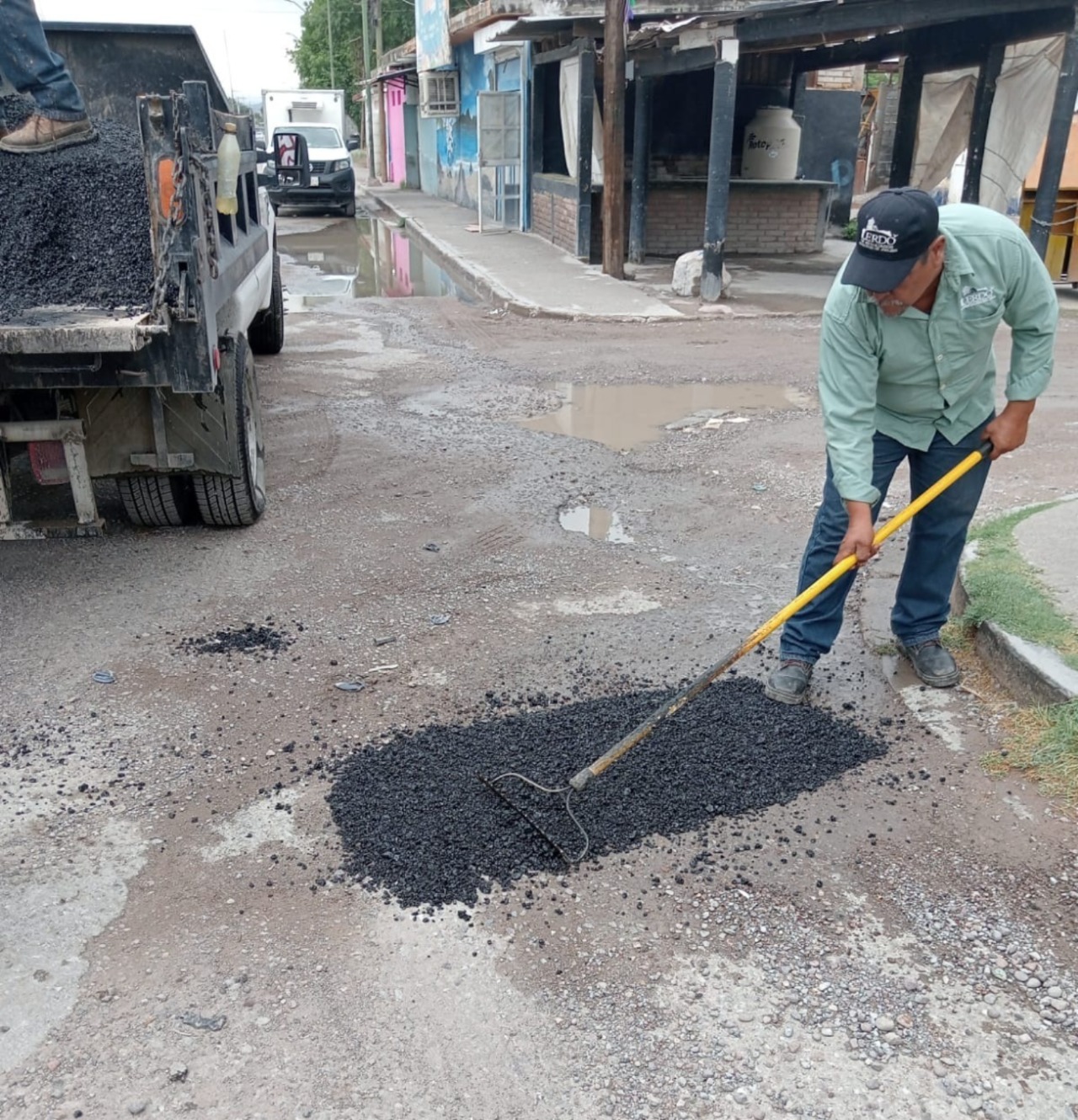 Atienden daños ocasionados en la carpeta asfáltica por humedad. (EL SIGLO DE TORREÓN)