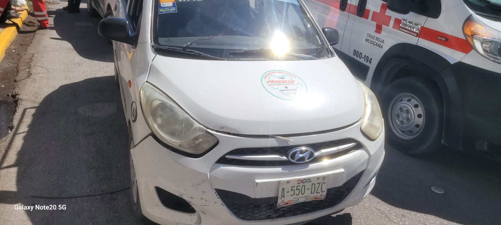 Motociclista no respeta luz roja del semáforo y se impacta contra taxi en Gómez Palacio