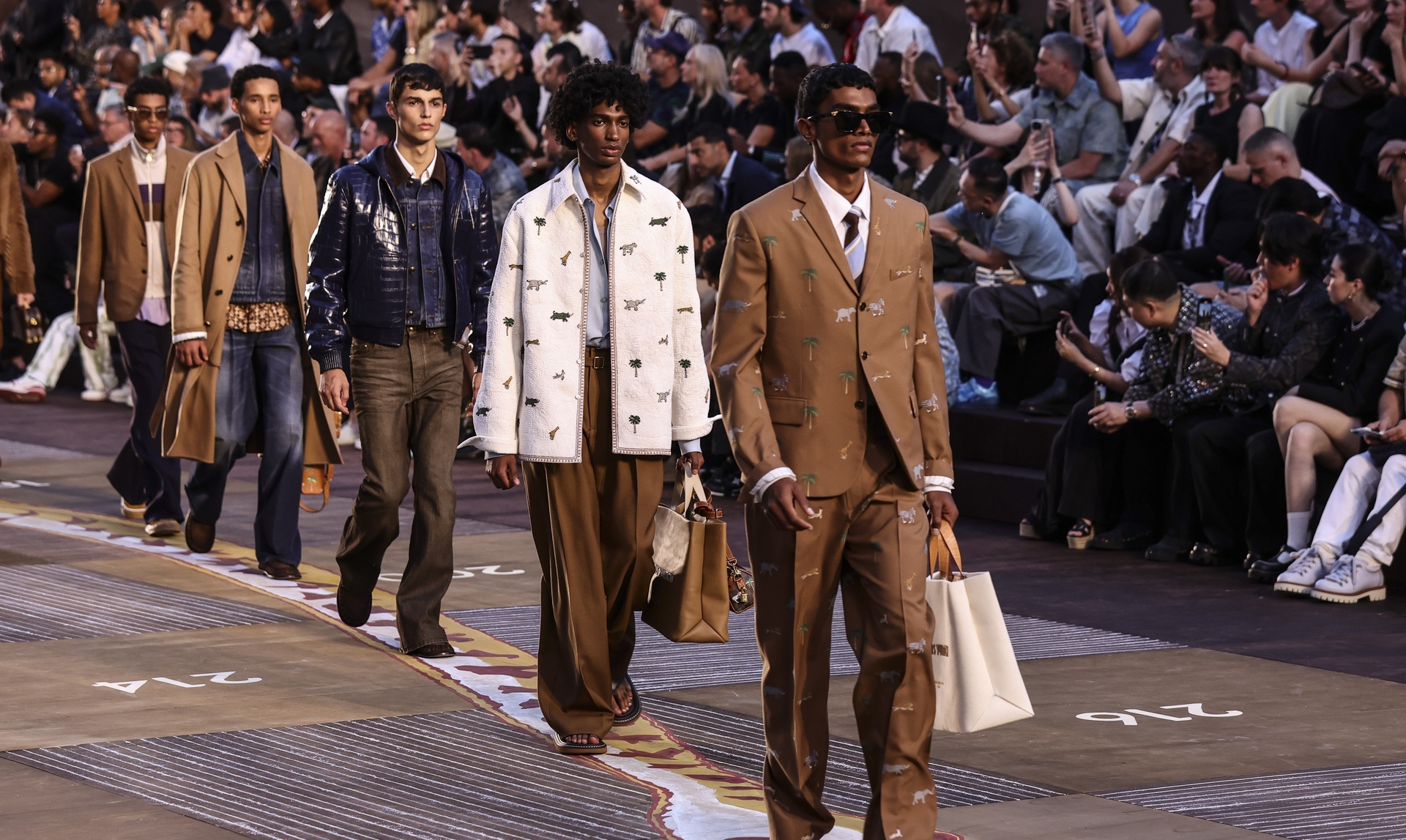 Modelos presentan creaciones de la colección Primavera/Verano por el músico y diseñador Pharrell Williams. Foto: EFE