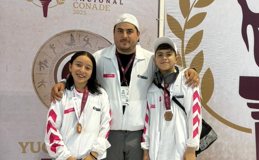 Alexa y Luis Carlos portan sus medallas, junto a su entrenador. (Especial)
