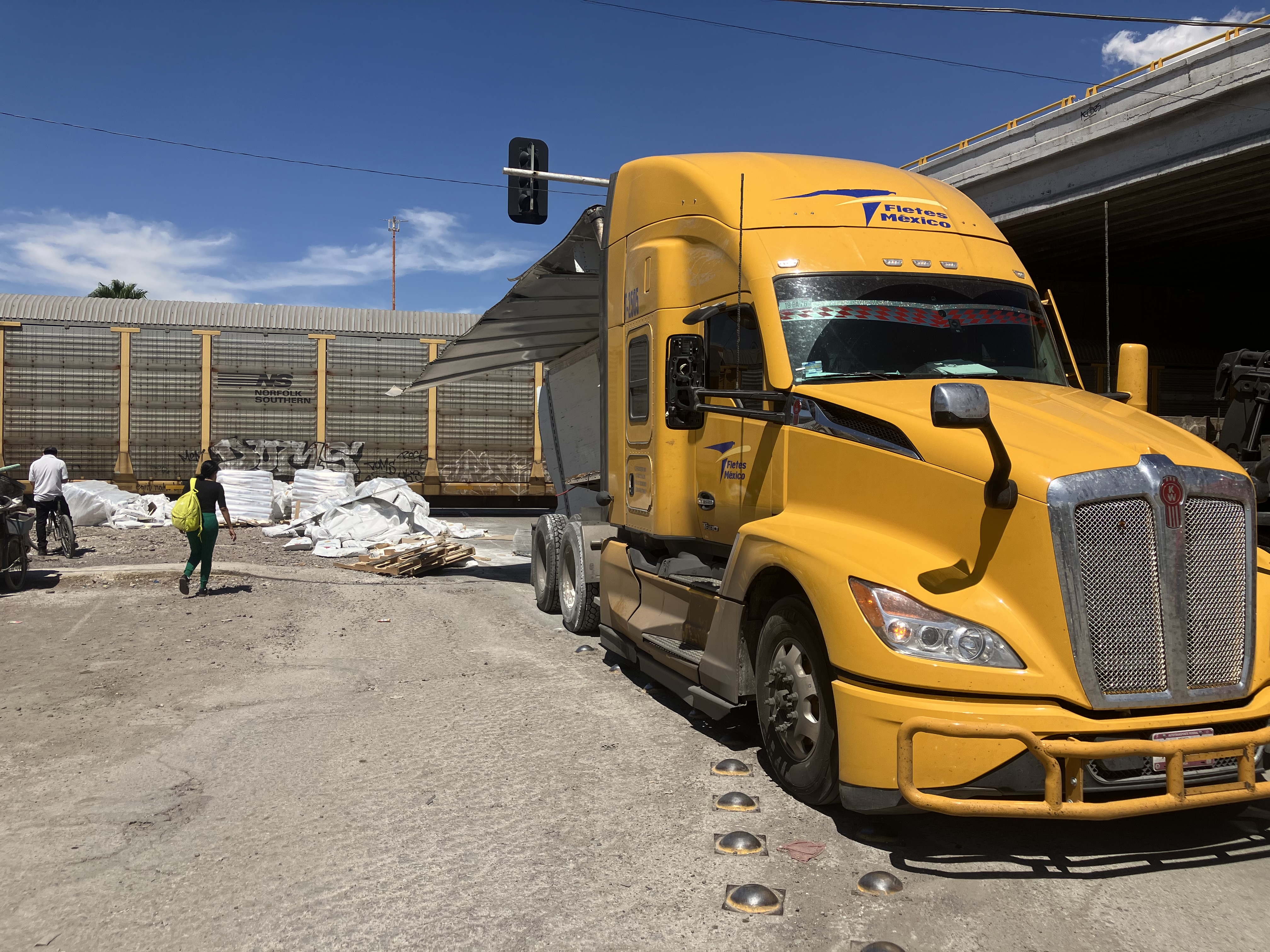 Tráiler intenta ganarle el paso al tren en el puente Hamburgo de Gómez Palacio