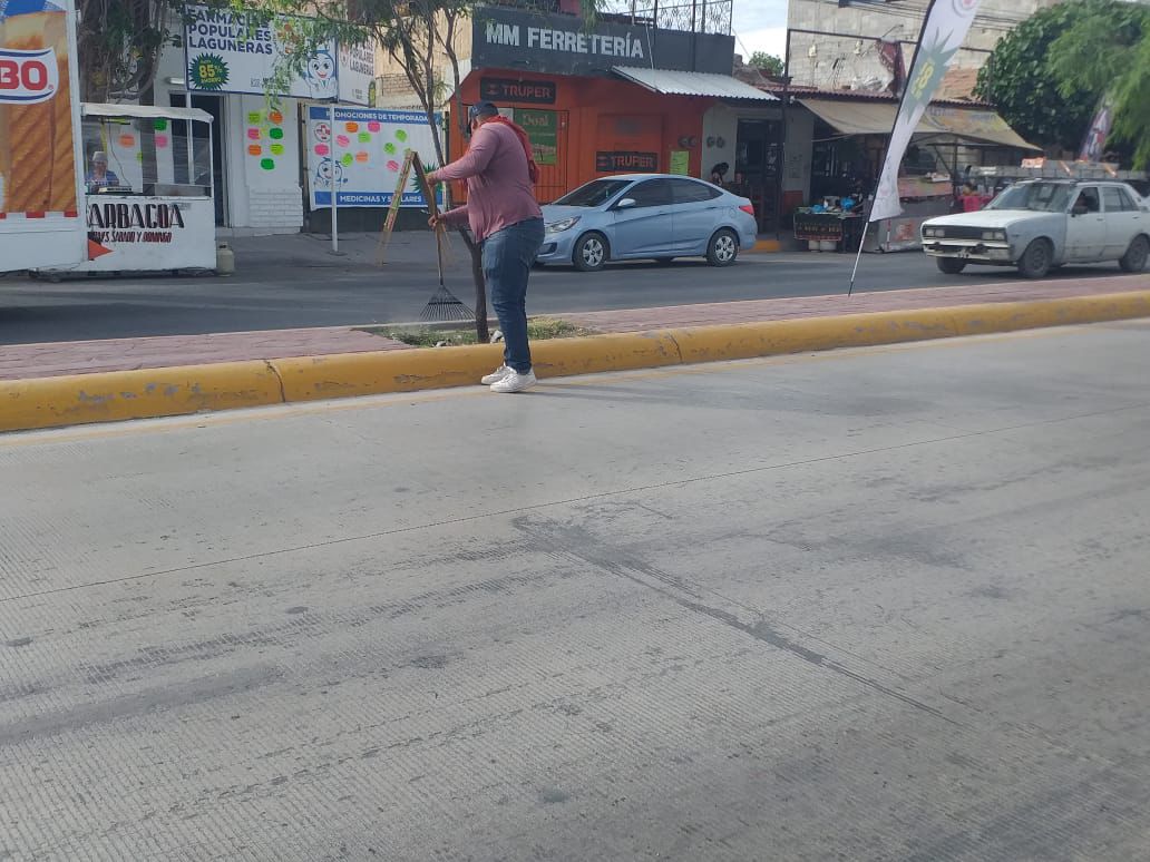 Mejoran imagen urbana en Gómez Palacio con labores de limpieza en bulevares