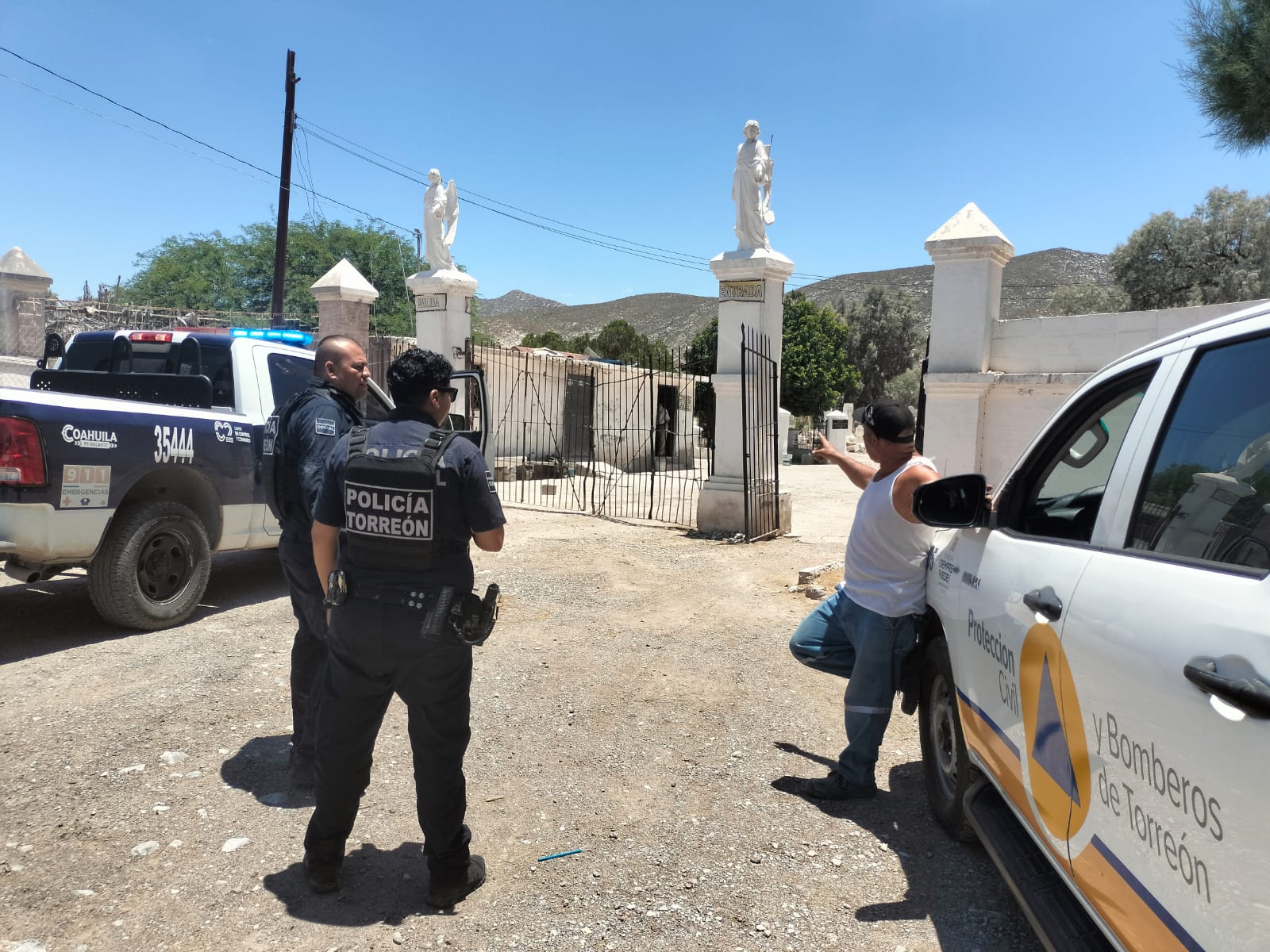 Lápida se quiebra y tres asistentes a sepelio caen dentro de una tumba