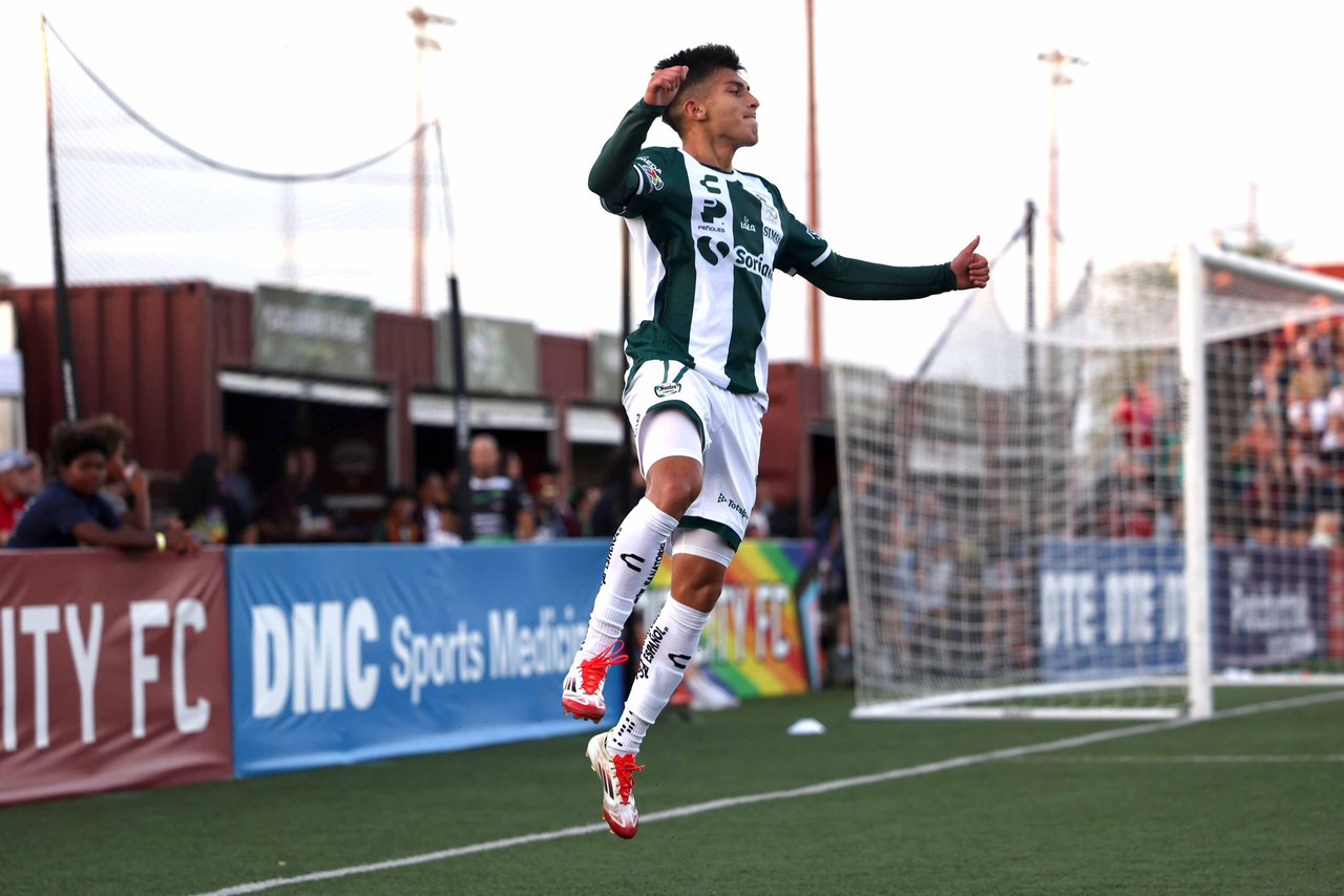 El defensor Emmanuel Echeverría marcó el único gol del encuentro en una definición de pierna derecha al final del primer lapso.