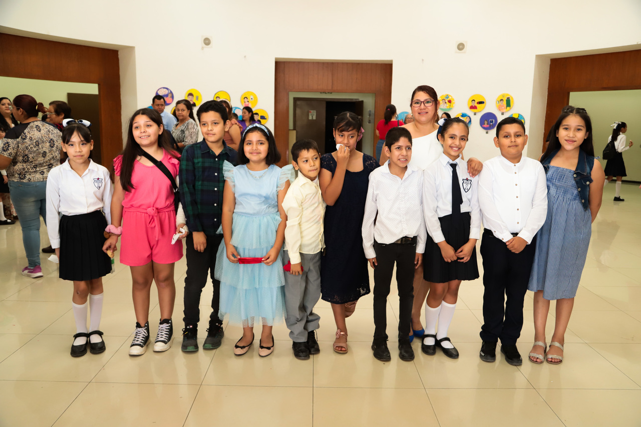 Niñas y niños de cuarto grado que participaron en la exposición Entre Círculos Estoy.
