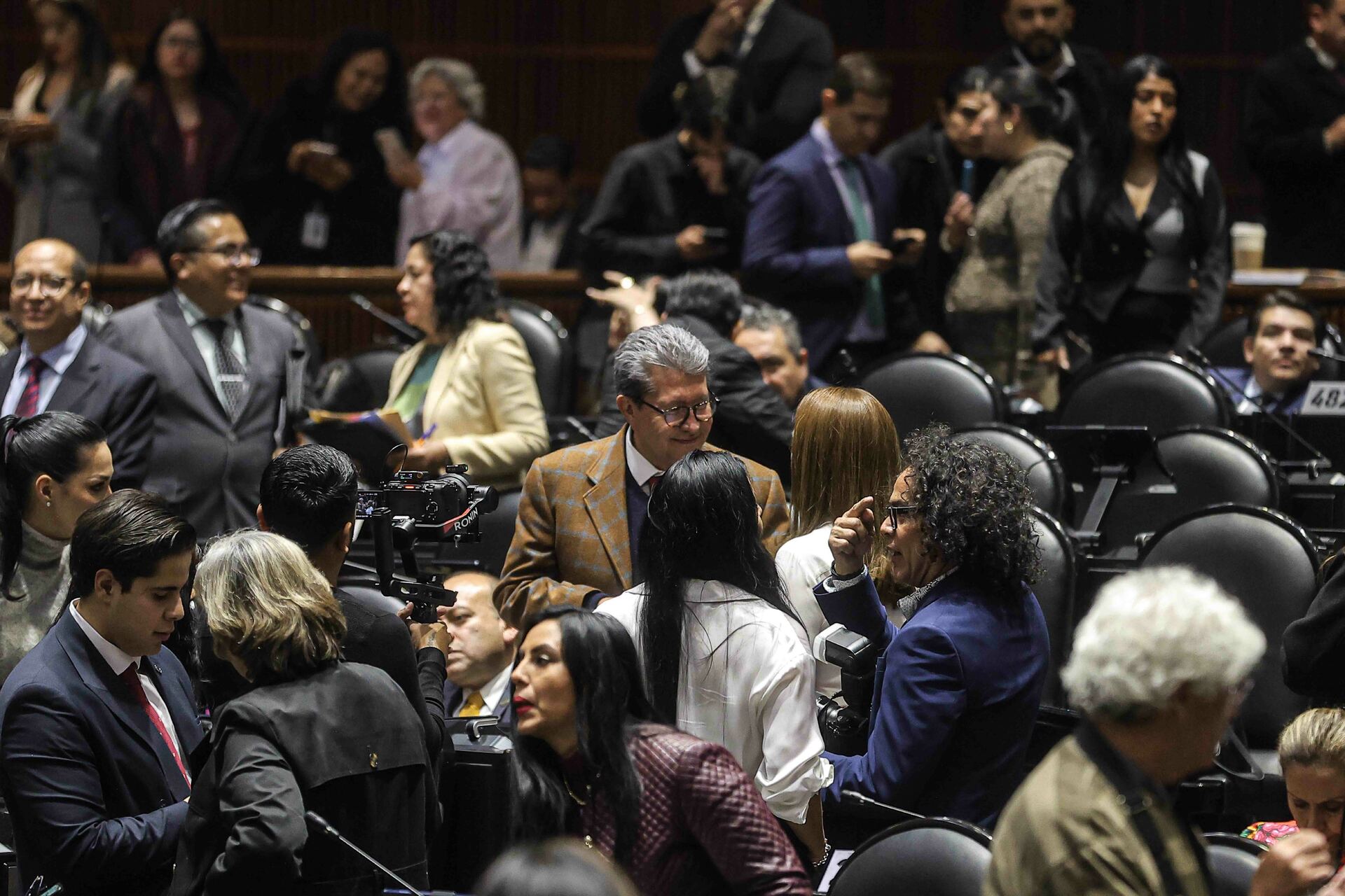 Diputados avalan intervenir teléfonos y dan acceso a datos privados de mexicanos