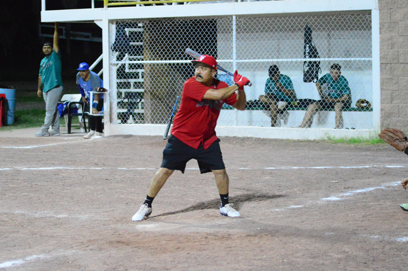 Vibrante jornada 14 en softbol de Bola Puesta, de San Isidro