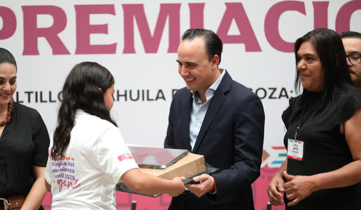 Manolo premia a niñas y niños ganadores de la Olimpiada del Conocimiento