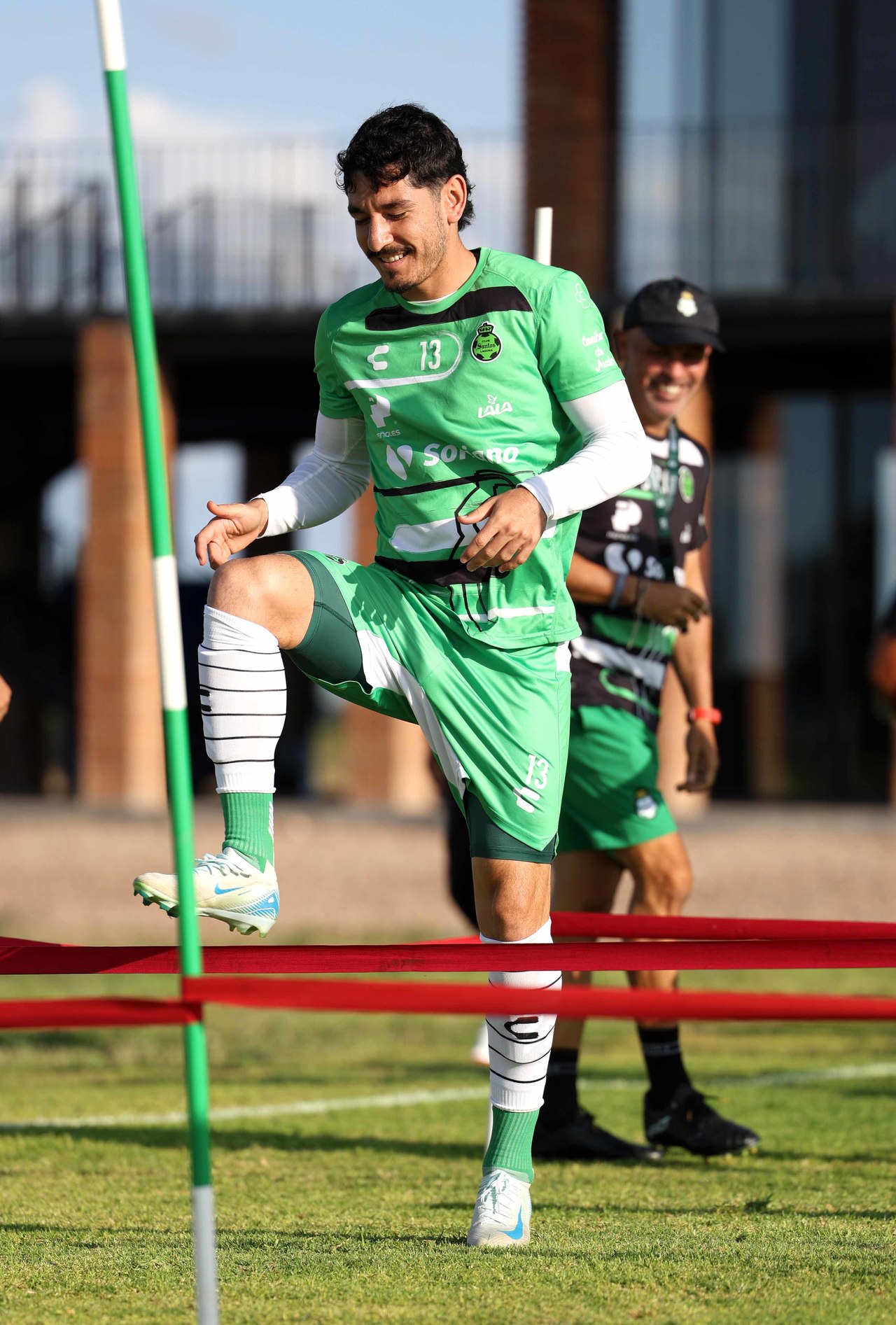 Santos Laguna arribó ayer por la madrugada a Zacatecas y luego de un breve descanso, tuvieron práctica vespertina de cara al duelo de este viernes ante el Rebaño Sagrado en la Copa por el Bienestar.
