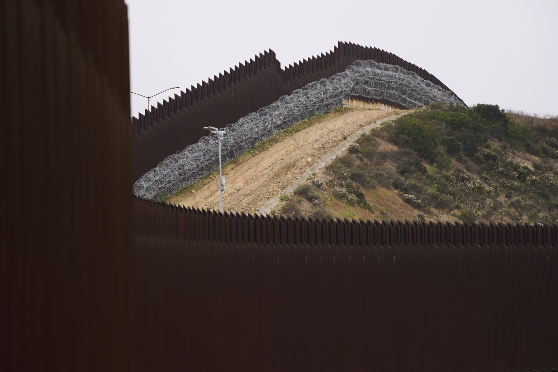 Amplía Donald Trump zona militar en frontera sur con México