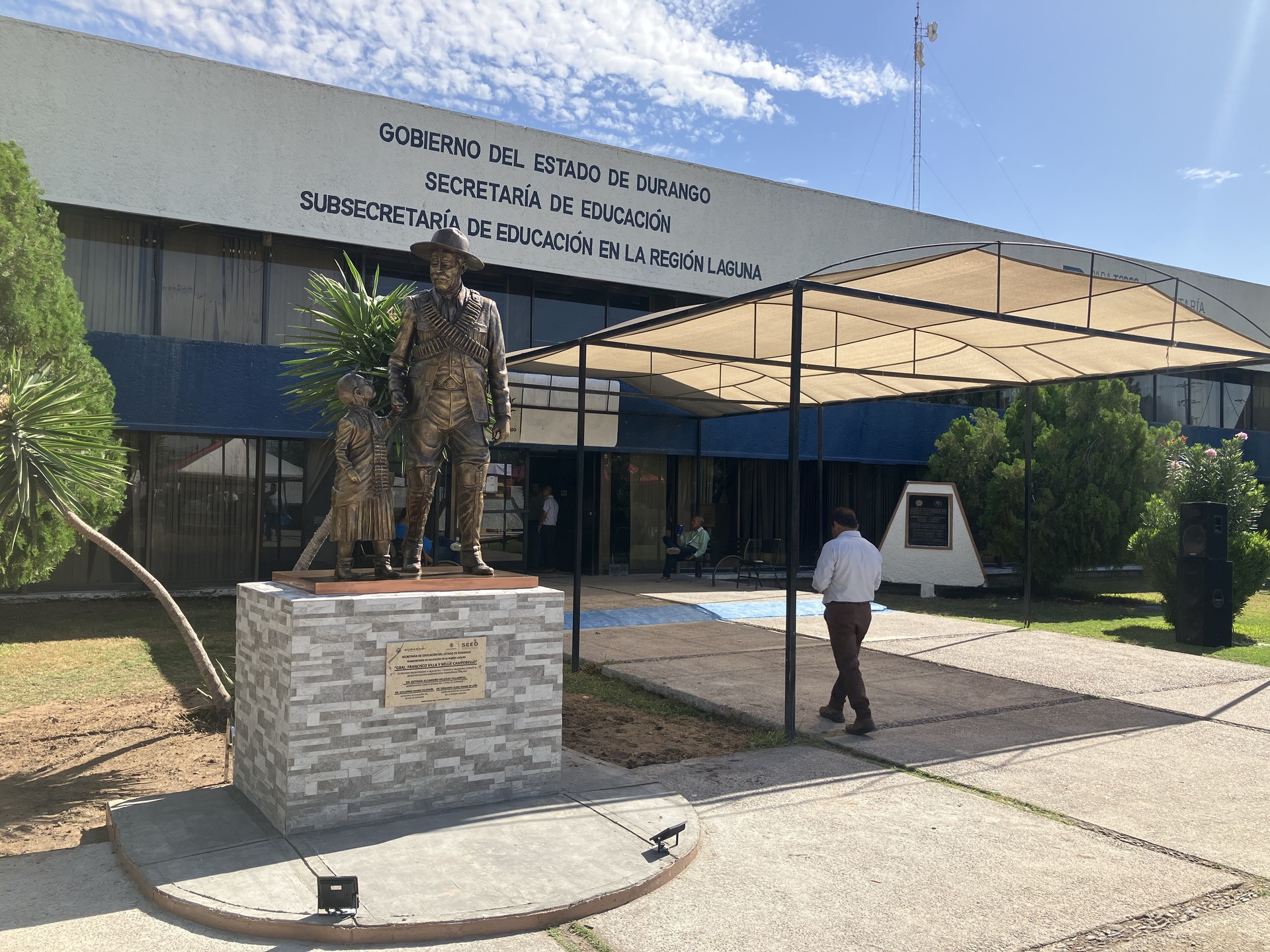 Exhortan a denunciar a escuelas que condicionen entrega de documentos oficiales