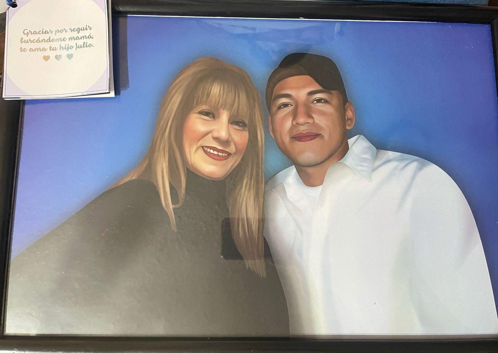 Este 27 de junio, Julio Alberto estaría cumpliendo sus 38 años; en la imagen su madre y él como luciría actualmente. (EL SIGLO DE TORREÓN)