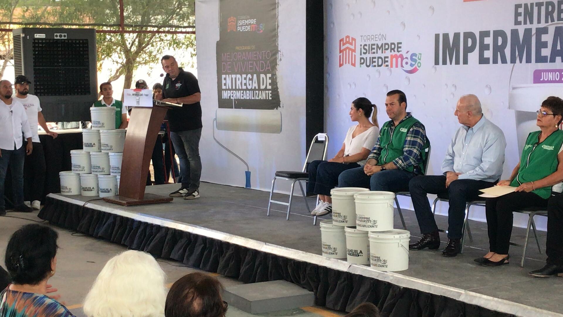Entregan impermeabilizante a bajo costo; el alcalde acudió a la colonia Nueva California. (EL SIGLO DE TORREÓN)