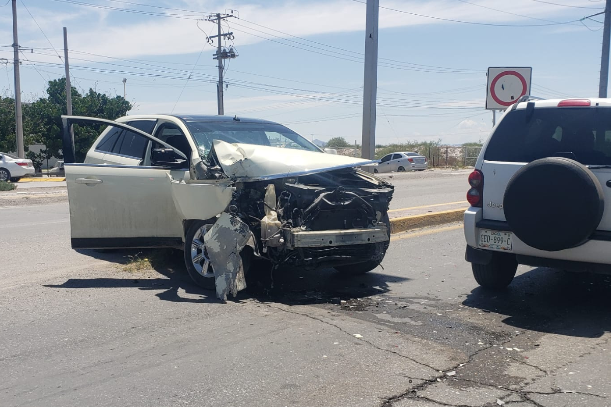 Percance vehicular en el Segundo Periférico de Gómez Palacio deja cuantiosos daños materiales