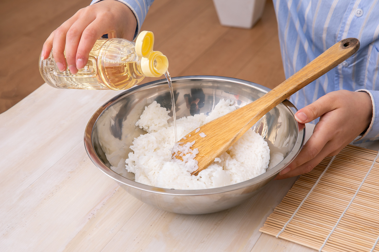 Añadir vinagre al agua de cocción ayuda a mantener el arroz esponjoso, con mejor textura y sabor por más tiempo.
