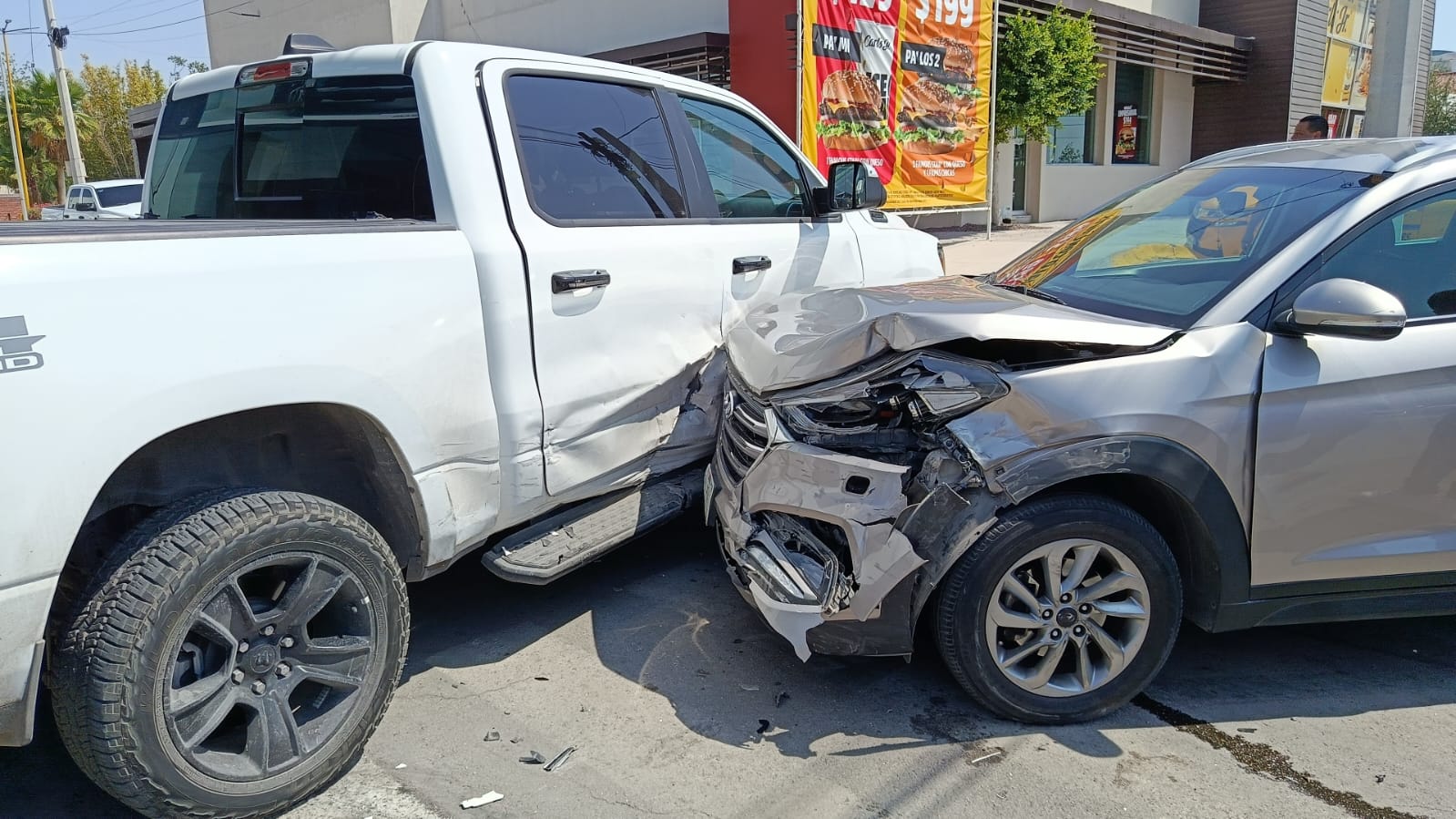 Camionetas protagonizan accidente vehicular en bulevar Independencia