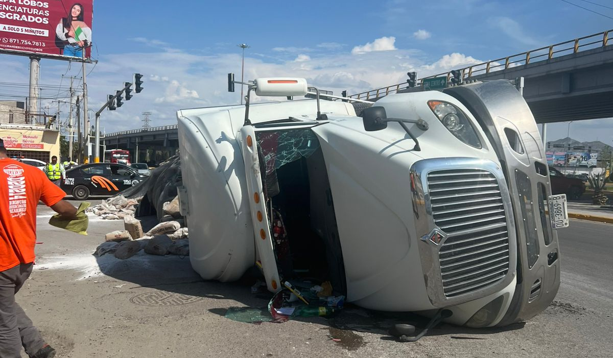 Tráiler cargado con yeso vuelca en Gómez Palacio
