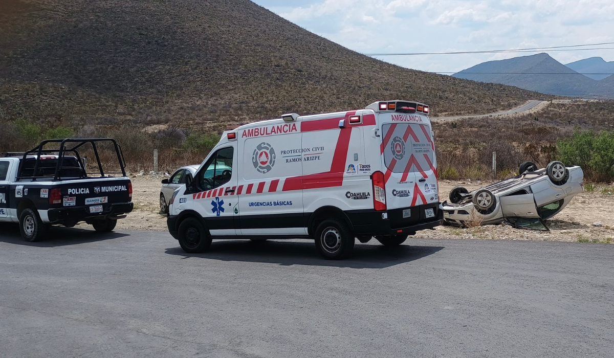 Vuelca acelerada joven su vehículo en la carretera antigua a Monclova