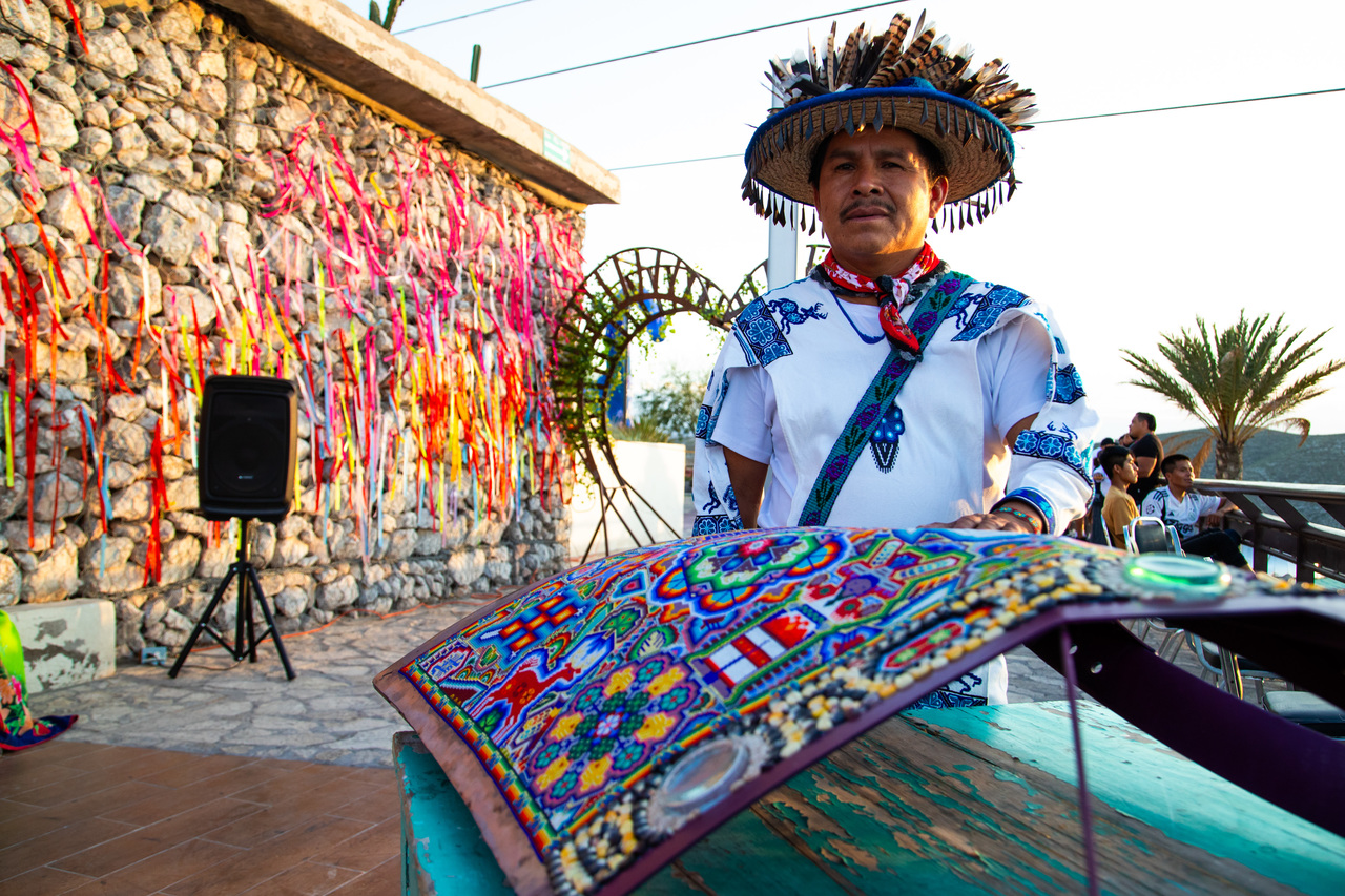 Presencia. El marakame Julián Carrillo lidera a un grupo de 18 artistas wixárikas en un proyecto gestado en Torreón.