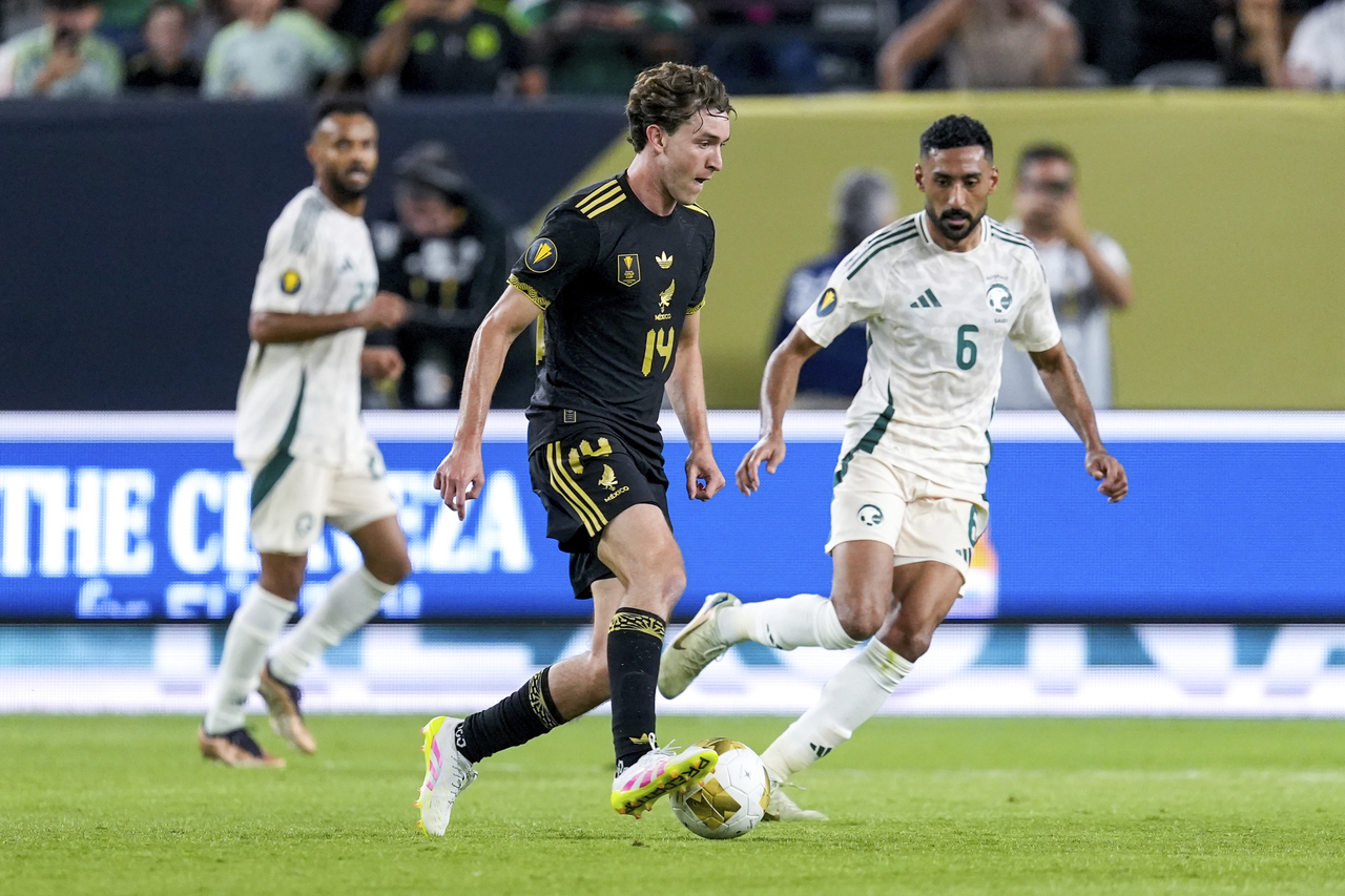 La escuadra tricolor doblegó a los árabes para seguir avanzando en la Copa Oro, donde defenderán su corona en la siguiente ronda frente a Honduras.