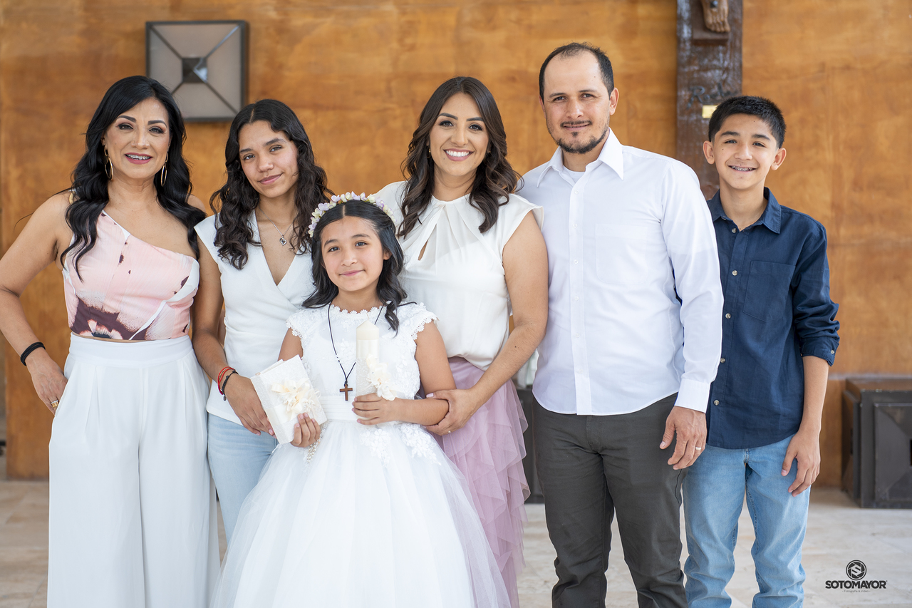 Valentina Rodríguez Quezada acompañada por sus papás Fredy Rodríguez y María Quezada Flores, su hermano Leonardo Rodríguez y su madrina Luz María Quezada Flores.