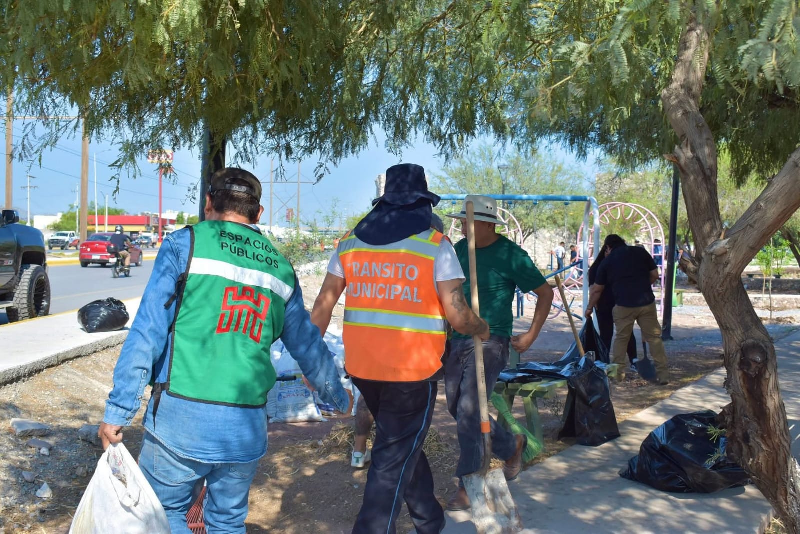 De infraccionar a sembrar: agentes de tránsito también plantan árboles