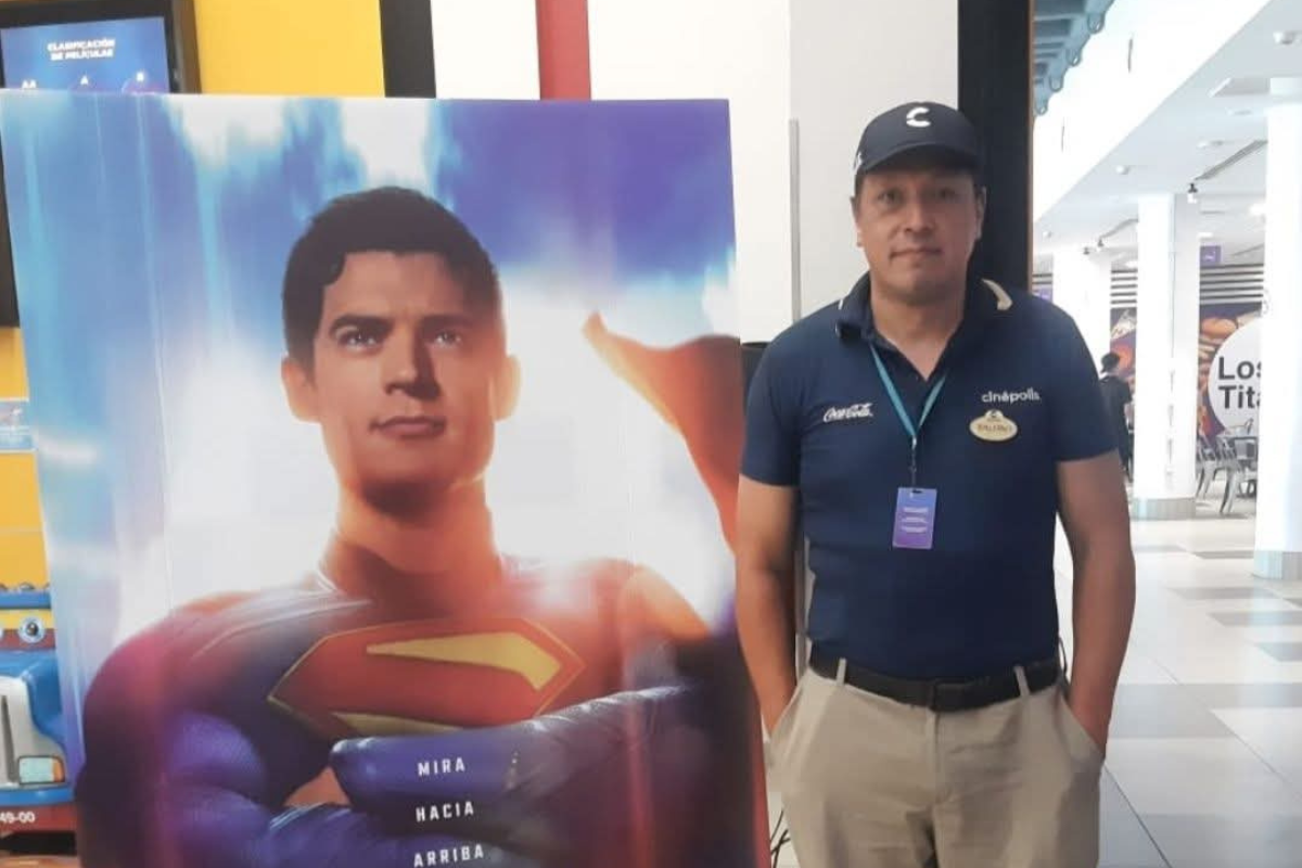 Empleado de Cinépolis enternece las redes tras recomendar película de Superman