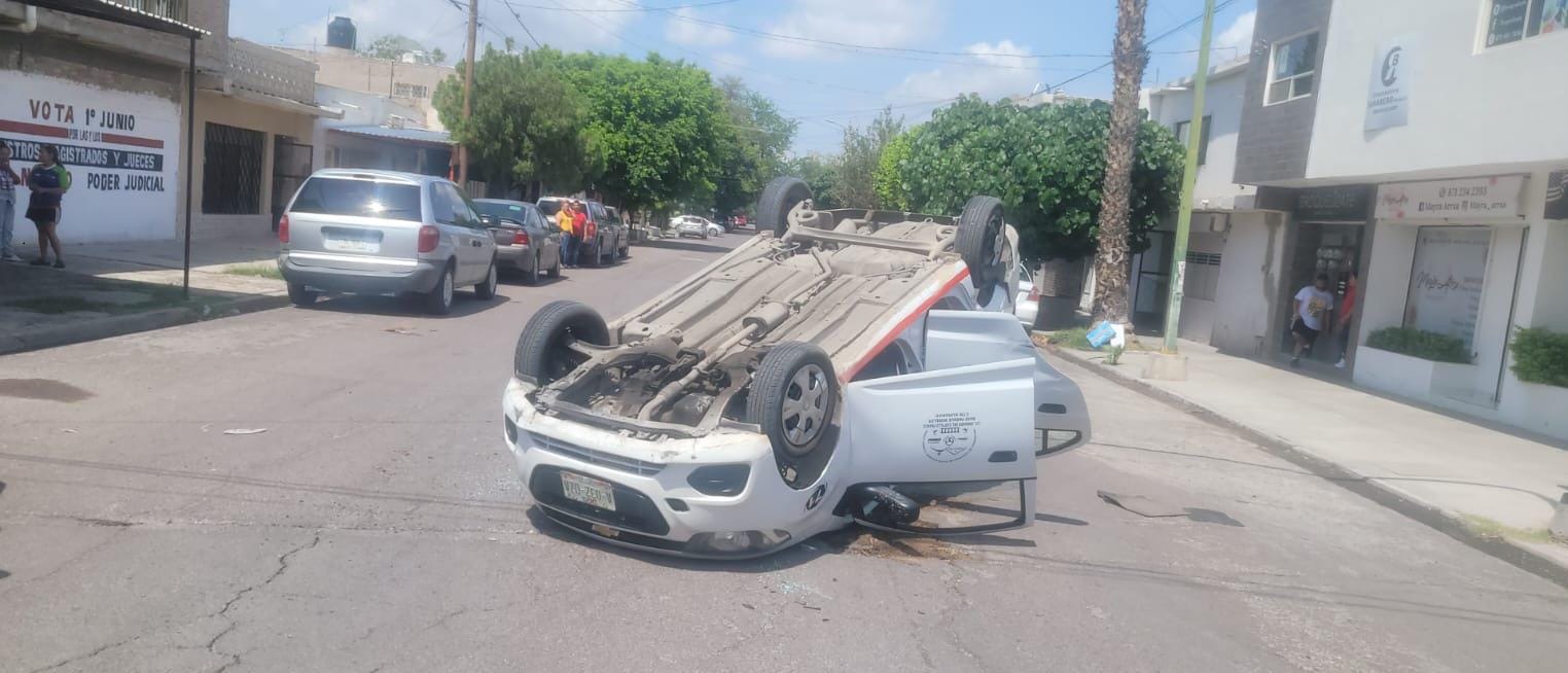 Dos lesionados tras choque volcadura en Gómez Palacio, viajaban en un taxi