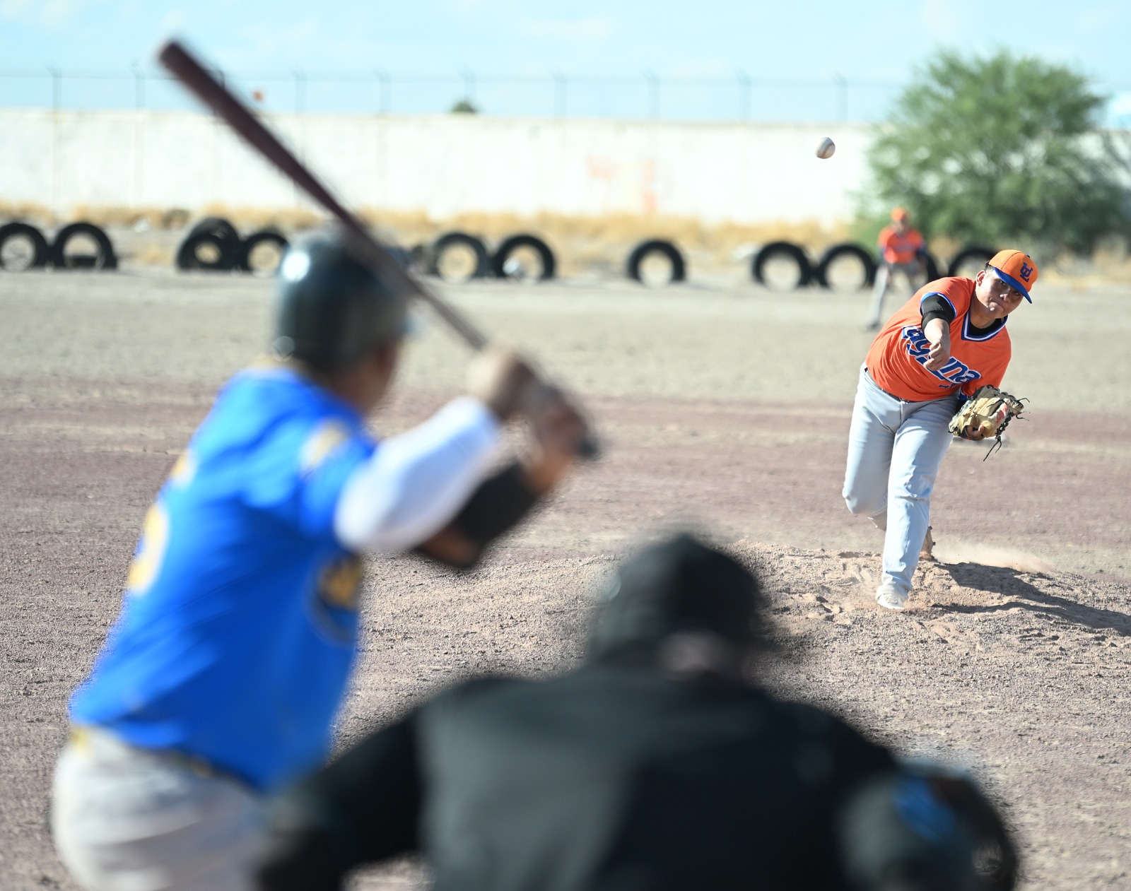 Gran exhibición se pudo apreciar en el diamante de la Unidad Deportiva Aeroperto, donde ambas escuadras firmaron la igualdad. (Especial)
