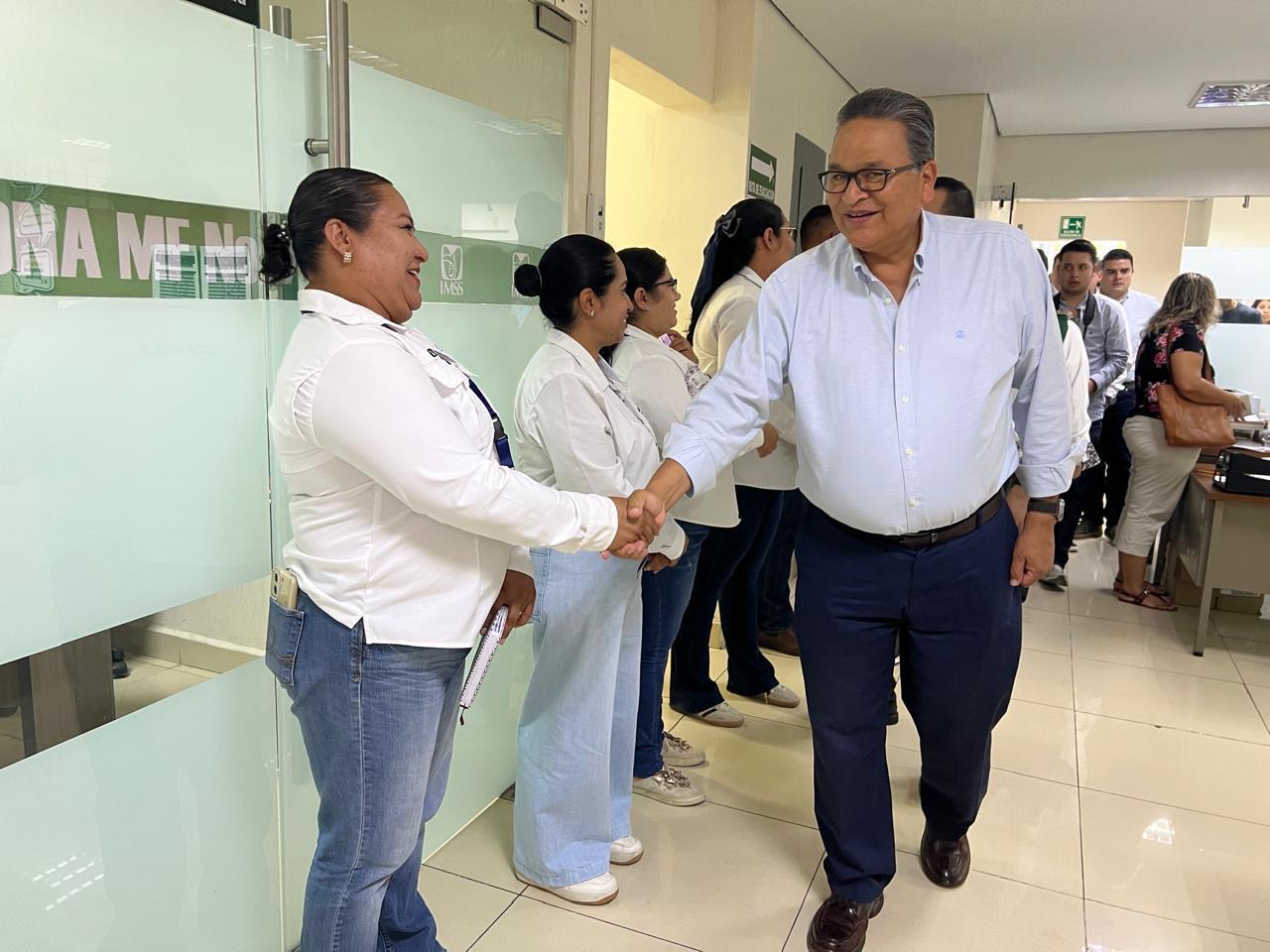 Supervisa Javier Guerrero avances en reparación del IMSS de Monclova
